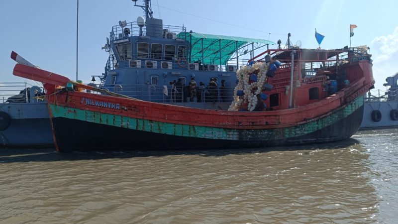 BSF Troops in Sundarbans Rescue 15 fishermen and Fishing Boat Amidst Severe Weather at Bangladesh border