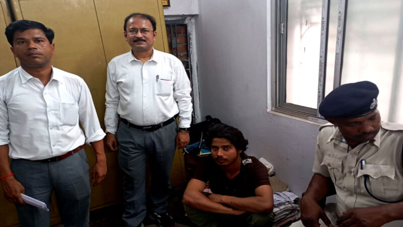 ALERT TICKET CHECKING STAFF CAUGHT A THIEF RED HANDED IN DURONTO EXPRESS