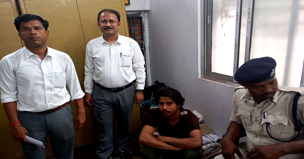 ALERT TICKET CHECKING STAFF CAUGHT A THIEF RED HANDED IN DURONTO EXPRESS