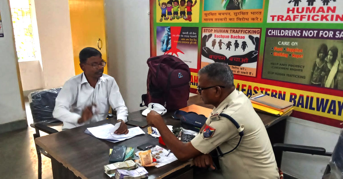 Commendable performance by TT Sealdah, Recovered unclaimed bag, worth rs Rs. 103,820 with other belongings